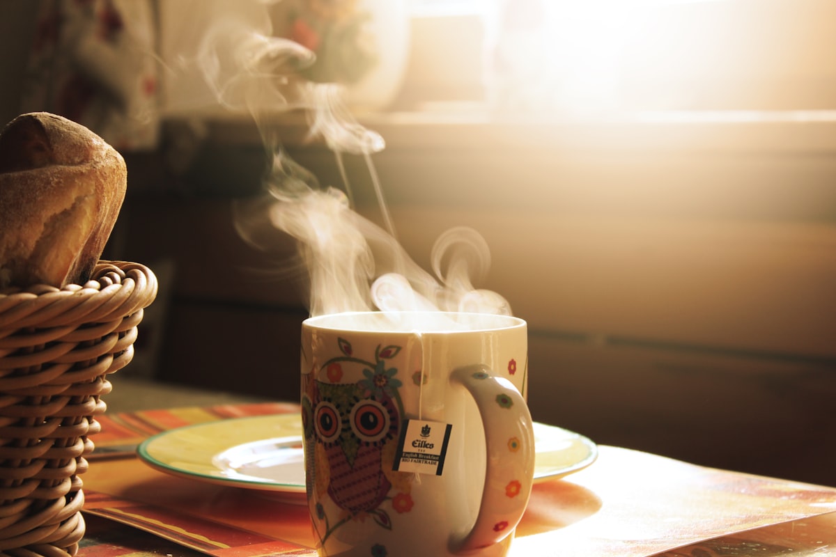 Cafea aburind în lumina dimineții