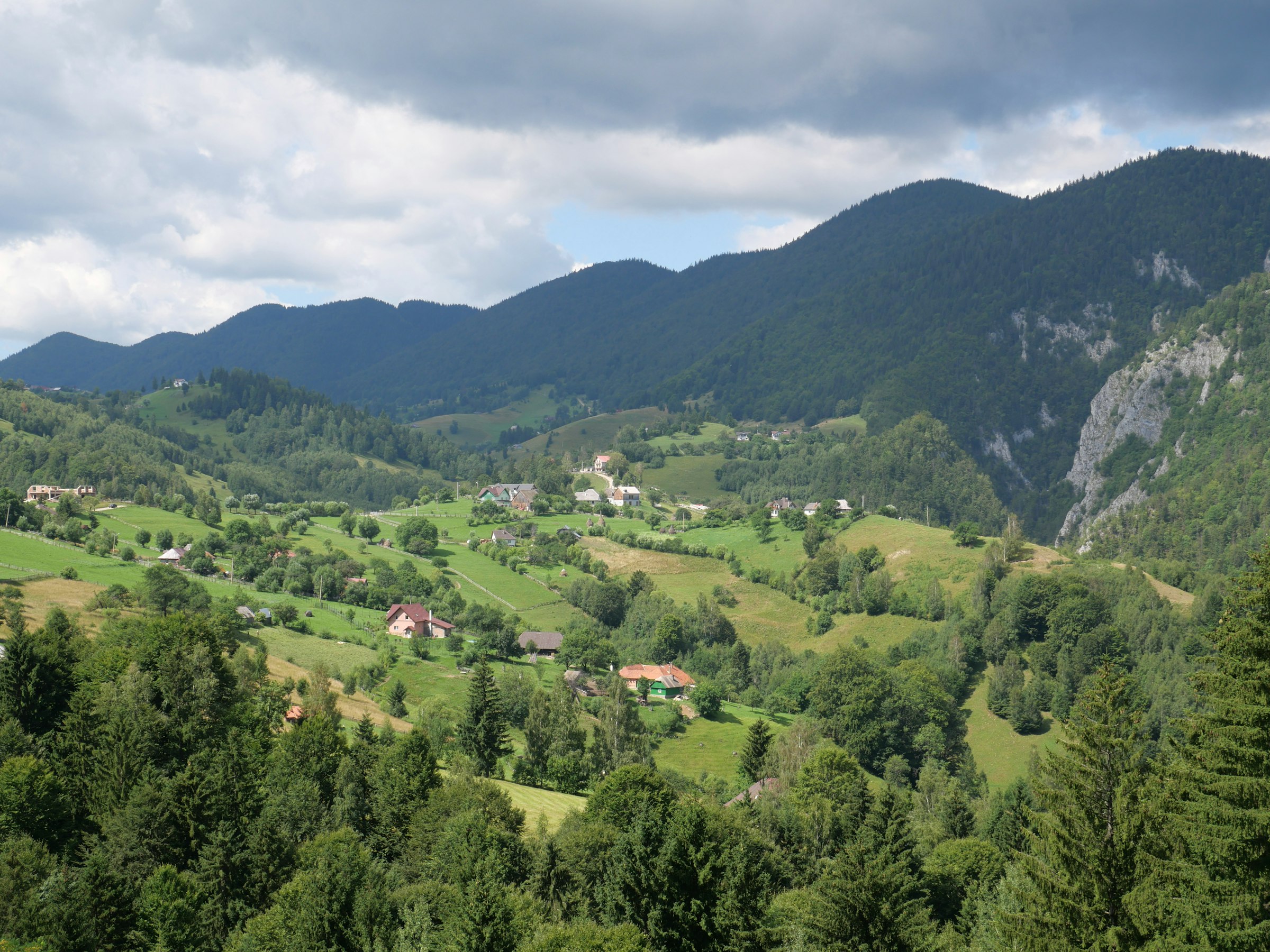 Vale verde cu sat, în Carpați